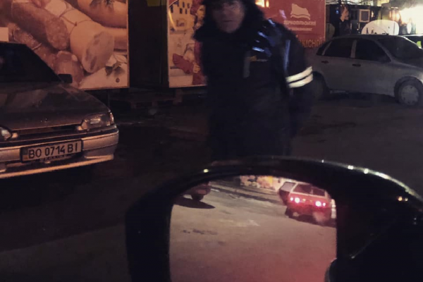 На тернопільському вокзалі гостей зустрічають гопники на «часній» території