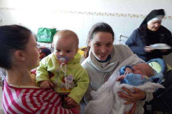 В Тернополі збирають допомогу для матерів-одиначок, які живуть в монастирі (Відео)