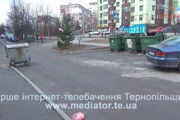 В Тернополі сміттєві баки мандрують по парковках і довкола будинків (Відео)