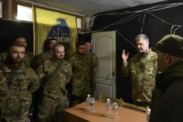 В полку «Азов» оцінили приїзд Порошенка на передову на Донбасі