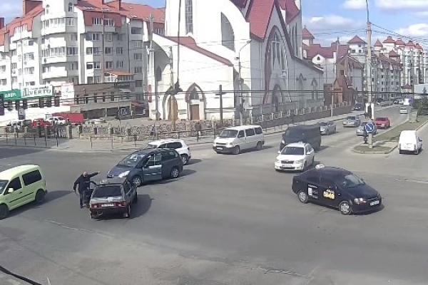 В Тернополі водії самі почали вчити мудаків за кермом (Відео)