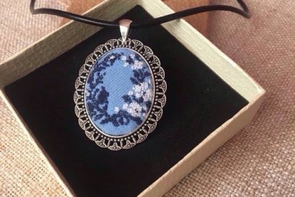 Майстриня із Заліщиків створює мікровишивкою унікальні речі (Фото)