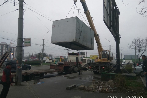 Ще одну незаконну споруду у Тернополі забрали з проспекту Степана Бандери