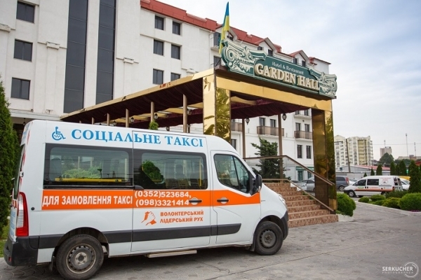 На благодійному аукціоні зібрали 45 тисяч гривень на соціальне таксі (Фото)