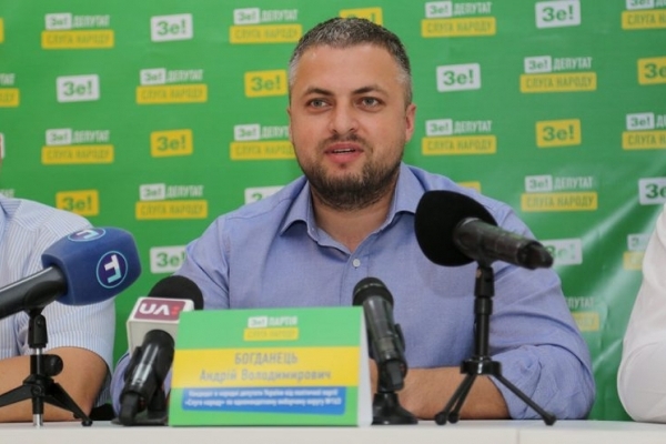 У Тернополі кандидат від «Слуги народу» почав роздавати виборцям яйця (Фото)