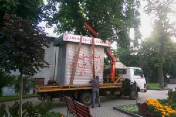 У центрі Тернополя демонтували кіоск, де продавали випічку