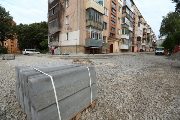 У Тернополі взялися ремонтувати ще один двір