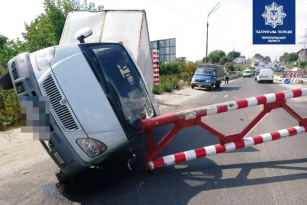 На гаївському мості знову знесли обмежувач руху (Відео)