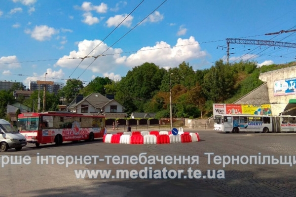 Через кільце біля «шостого магазину» у тролейбусів злітають «роги» (Відео)