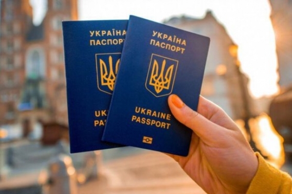 Для чого українцям будуть видавати другий паспорт?