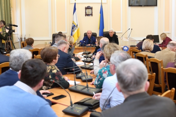 У Тернополі з 17 березня закривають всі заклади, окрім продуктових магазинів і аптек