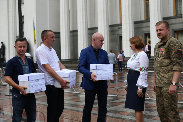 Мер-свободівець Сергій Надал передав у Верховну Раду десятки тисяч підписів тернополян на захист української мови