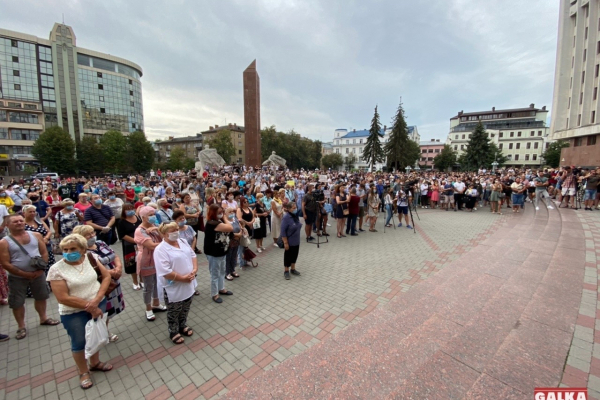 У Франківську тривають масові протести проти «червоної» зони