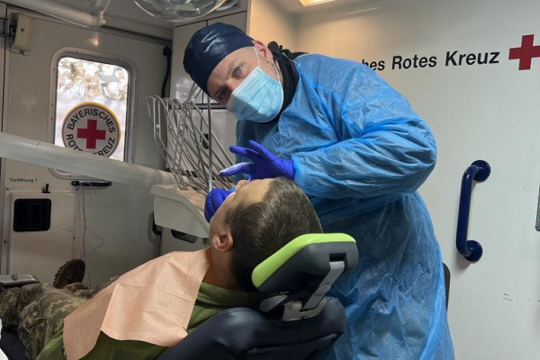 Сергій Надал: наші стоматологи лікують захисників з Тернополя на фронті по 14 годин на добу