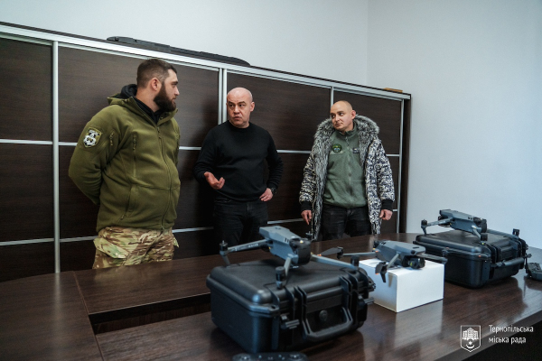 Міська рада Тернополя закупила для фронту ще 290 ударних дронів, тепловізори, радіостанції та інше обладнання