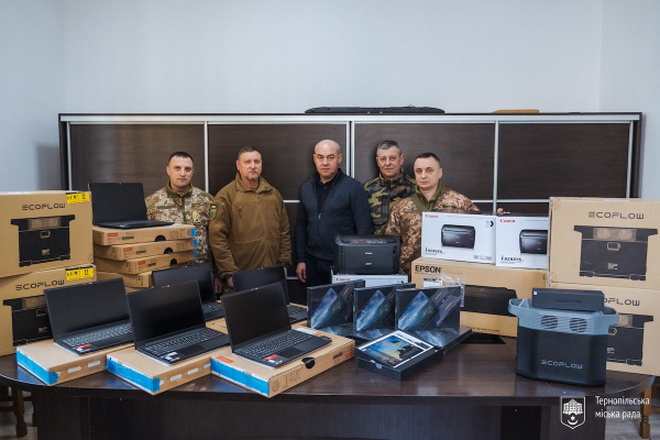 Нові багатоканальні швидкі зарядки «Bandera Power» для наших Захисників з Тернополя - Сергій Надал