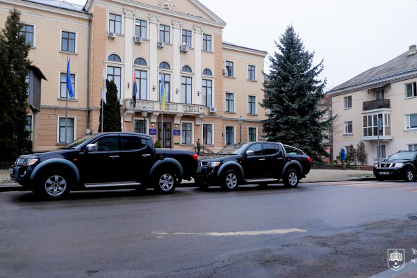 Тернопіль для ЗСУ: працівники міськради придбали автівки для трьох бойових бригад