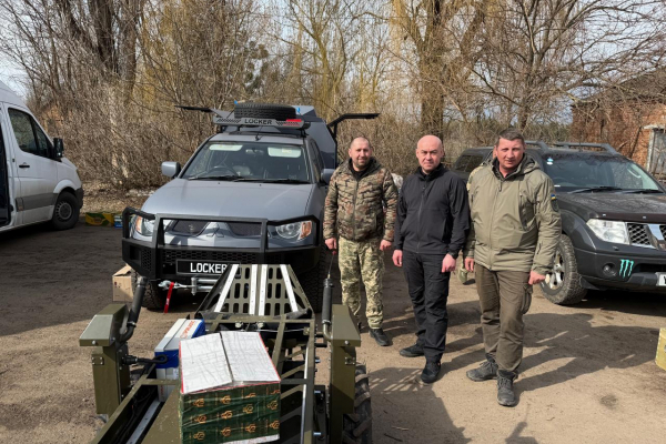 Сергій Надал на фронті передав воїнам 105 бригади ТРО автомайстерню та дрон для мінування «Гулівер»