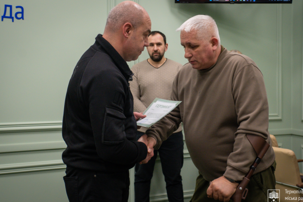 Сім родин захисників з Тернополя отримають кошти від міста на власну справу