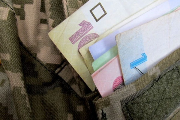 Зарплати військових з 1 червня: скільки платитимуть