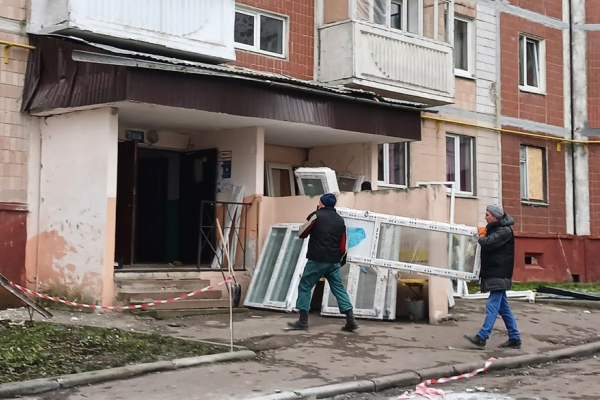 У пошкоджених будинках по вул. Стуса та 15 Квітня у Терноплі триває встановлення нових вікон 