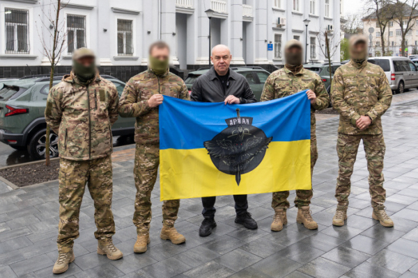 Тернопіль передав три автомобілі Renault Duster для бійців спецпідрозділу «Артан»