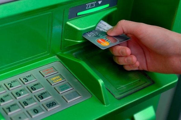 У ПриватБанку розповіли, що робити, якщо банкомат перестав працювати через відключення світла, але гроші не видав