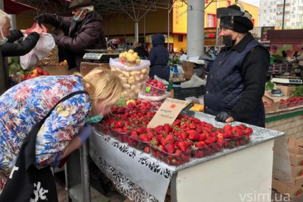 Ціни на полуницю впали більш ніж удвічі: скільки коштують ягоди в Україні