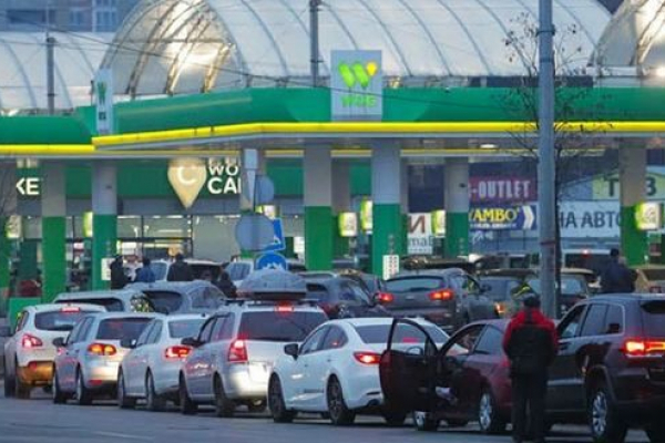 Бізнес на дефіциті: водіям більше не доведеться стояти в довжелезних чергах за бензином?