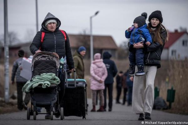 Допомогу виплачуватимуть по-новому: які зміни чекають українських переселенців у Польщі