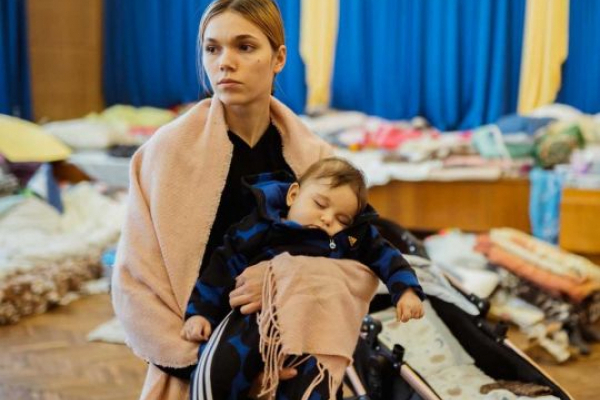 Українським сім’ям обіцяють грошову допомогу у розмірі 27 тисяч грн: хто може отримати і що треба знати