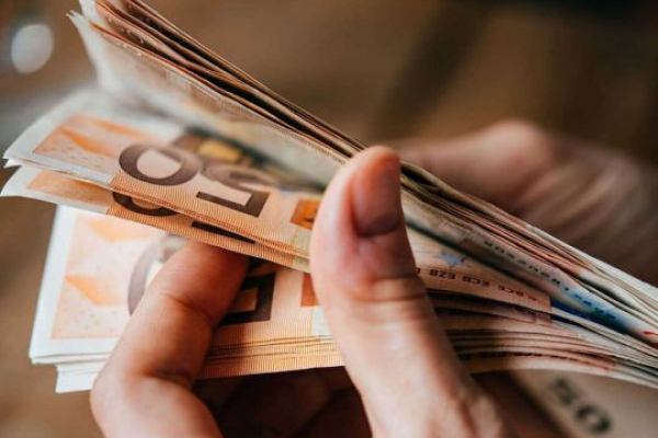 Частина українців може отримати до 2700 євро у гривнях: кому варто звертатися за допомогою