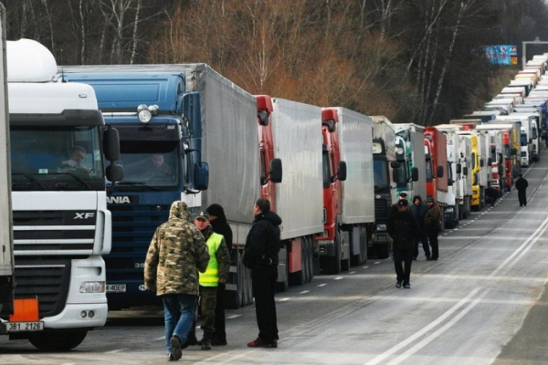 На кордоні України застрягли тисячі фур: прем'єр Польщі підтримав перевізників-страйкарів
