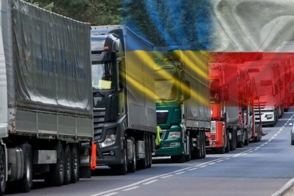 «Стоятимуть, поки не поїдуть наші»: українські перевізники оголосили дзеркальну блокаду на кордоні з Польщею