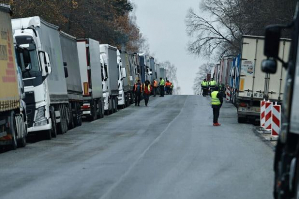 Блокада кордону з Польщею триває: чи чекати здорожчання продуктів в Україні та як це вдарить по Європі