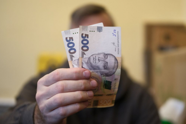Українці почали отримувати 