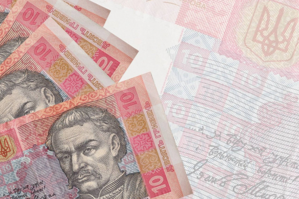 Паперові гривні, які перестали приймати у магазинах з 2 березня